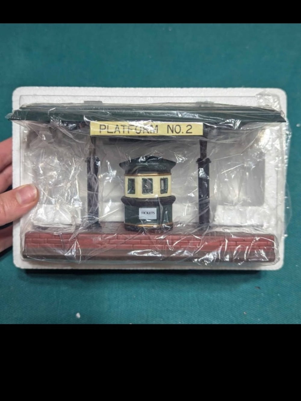 Dept 56 - The Heritage Village Collection - Victoria Station Train Platform